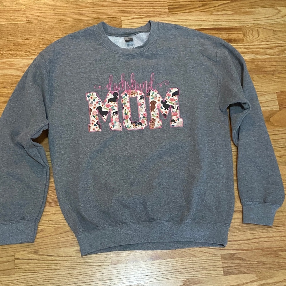 Gildan Dachshund Mom Gray Floral Graphic Crewneck Sweatshirt